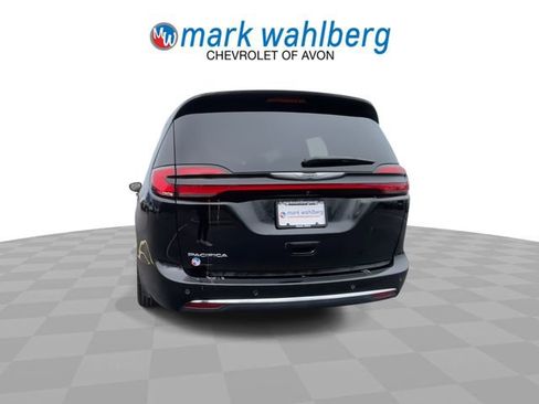 Used 2024 Chrysler Pacifica Touring-L FWD image 7