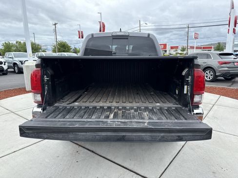 Used 2018 Toyota Tacoma TRD Off-Road AWD/4WD image 6