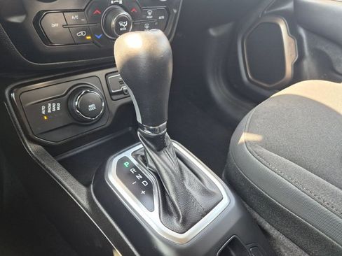 Used 2023 Jeep Renegade Latitude AWD/4WD image 11