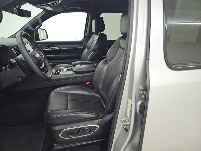 Used 2024 Jeep Wagoneer L Series II w/ Flexible Seating Group AWD/4WD image 2