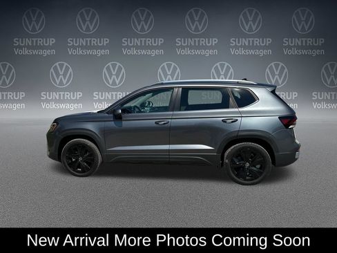 Used 2025 Volkswagen Taos SE FWD image 2