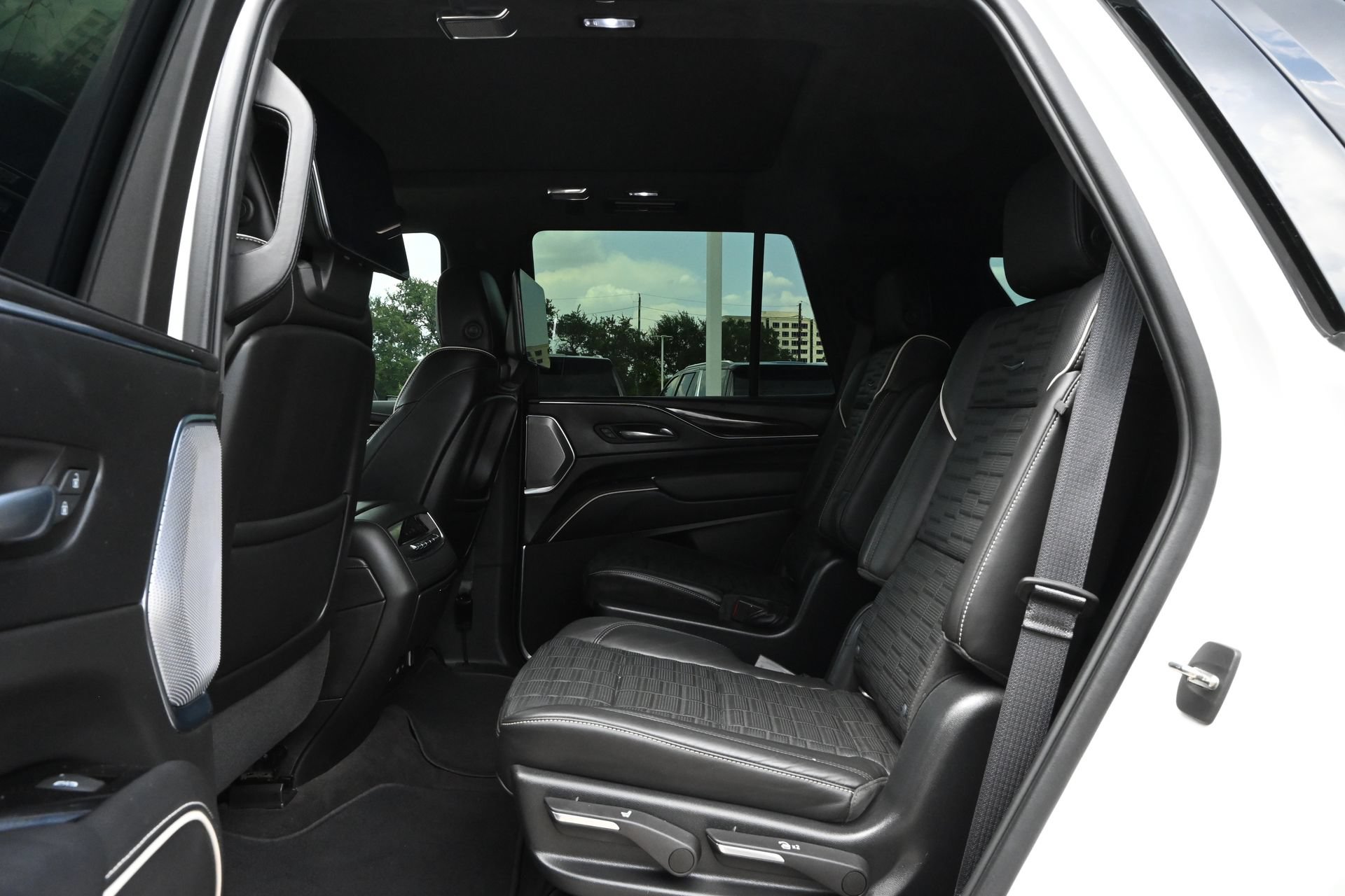 Used 2022 Cadillac Escalade Sport Platinum w/ LPO, ONYX Package AWD/4WD image 18