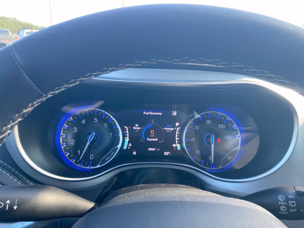 Used 2025 Chrysler Pacifica Limited FWD image 23