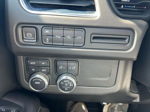 Used 2022 GMC Yukon XL SLT AWD/4WD image 23