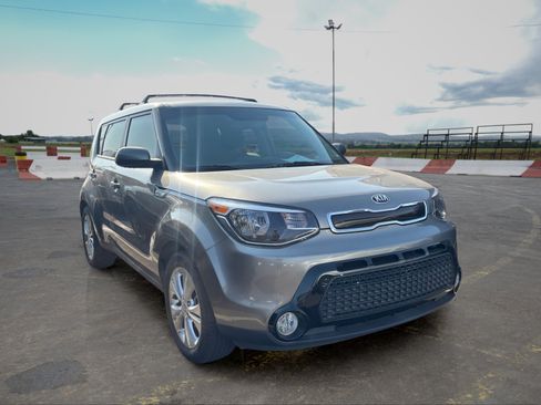 Used 2016 Kia Soul + FWD image 2