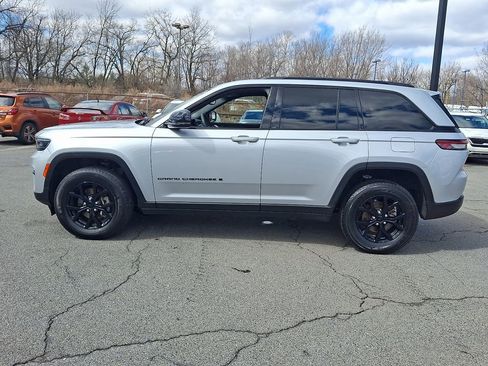 Used 2024 Jeep Grand Cherokee Altitude image 9