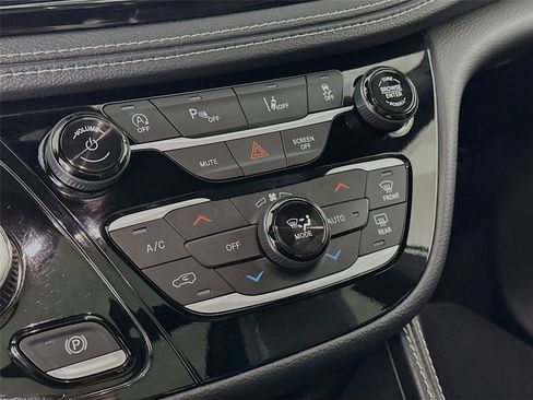 Used 2025 Chrysler Pacifica Limited image 18