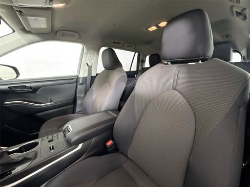 Certified 2025 Toyota Highlander LE image 3
