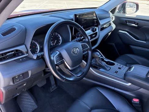 Used 2023 Toyota Highlander XLE image 2