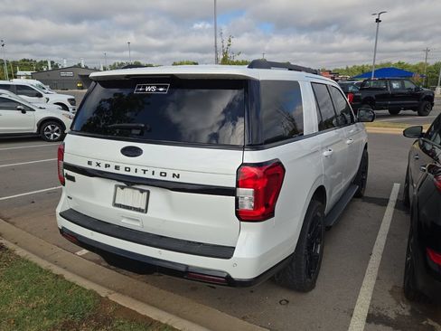 Used 2023 Ford Expedition XLT AWD/4WD image 3