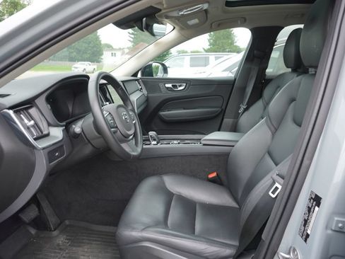 Used 2024 Volvo XC60 B5 Core AWD/4WD image 2