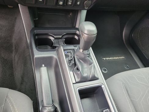 Used 2018 Toyota Tacoma TRD Sport AWD/4WD image 17