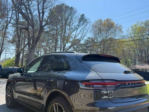 Used 2022 Porsche Macan Base AWD 4dr SUV image 4