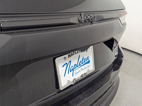 New 2025 Jeep Grand Cherokee Altitude image 8