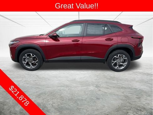 Used 2025 Chevrolet Trax LT image 2