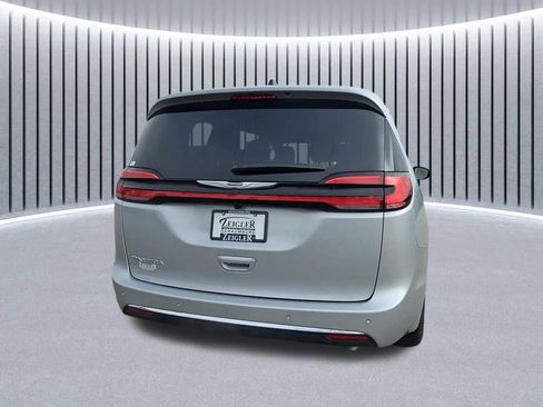New 2026 Chrysler Pacifica Select FWD image 11