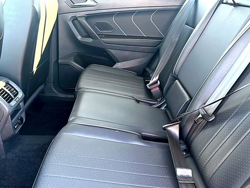 Used 2024 Volkswagen Tiguan SE w/ Panoramic Sunroof Package image 18