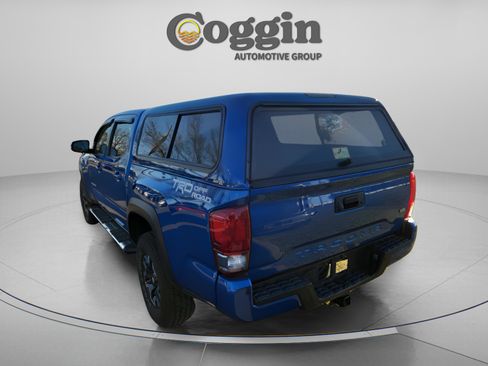 Used 2017 Toyota Tacoma TRD Off-Road w/ Premium & Technology Package image 4