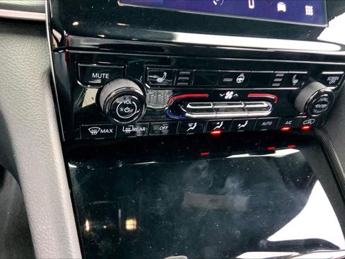 Used 2024 Jeep Grand Cherokee L Laredo image 62