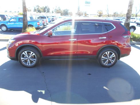 Used 2019 Nissan Rogue SV w/ Premium Package image 2