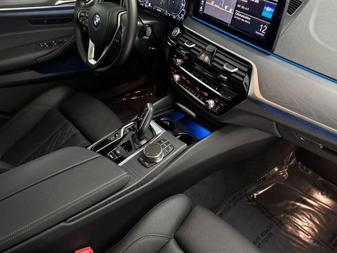 Used 2023 BMW 530e w/ Convenience Package image 32