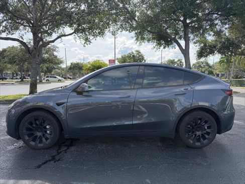 Used 2022 Tesla Model Y Long Range AWD/4WD image 3