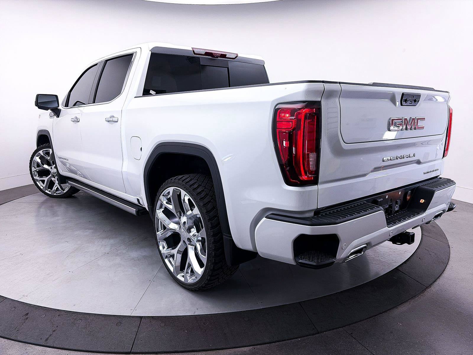 Used 2025 GMC Sierra 1500 Denali AWD/4WD image 2