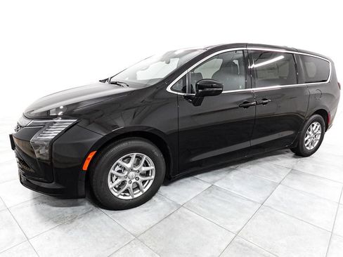 New 2027 Chrysler Pacifica Select FWD image 4