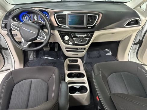 Used 2021 Chrysler Voyager L FWD image 16