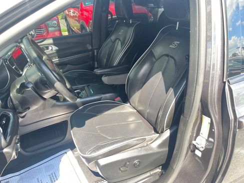 Used 2022 Chrysler Pacifica Limited w/ S Appearance Package FWD image 14