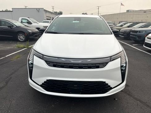 Used 2027 Chrysler Pacifica Select FWD image 2