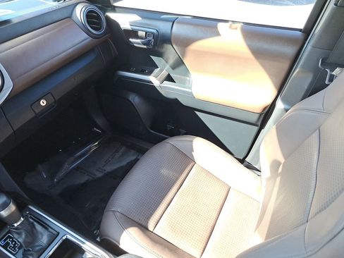 Used 2016 Toyota Tacoma Limited image 11