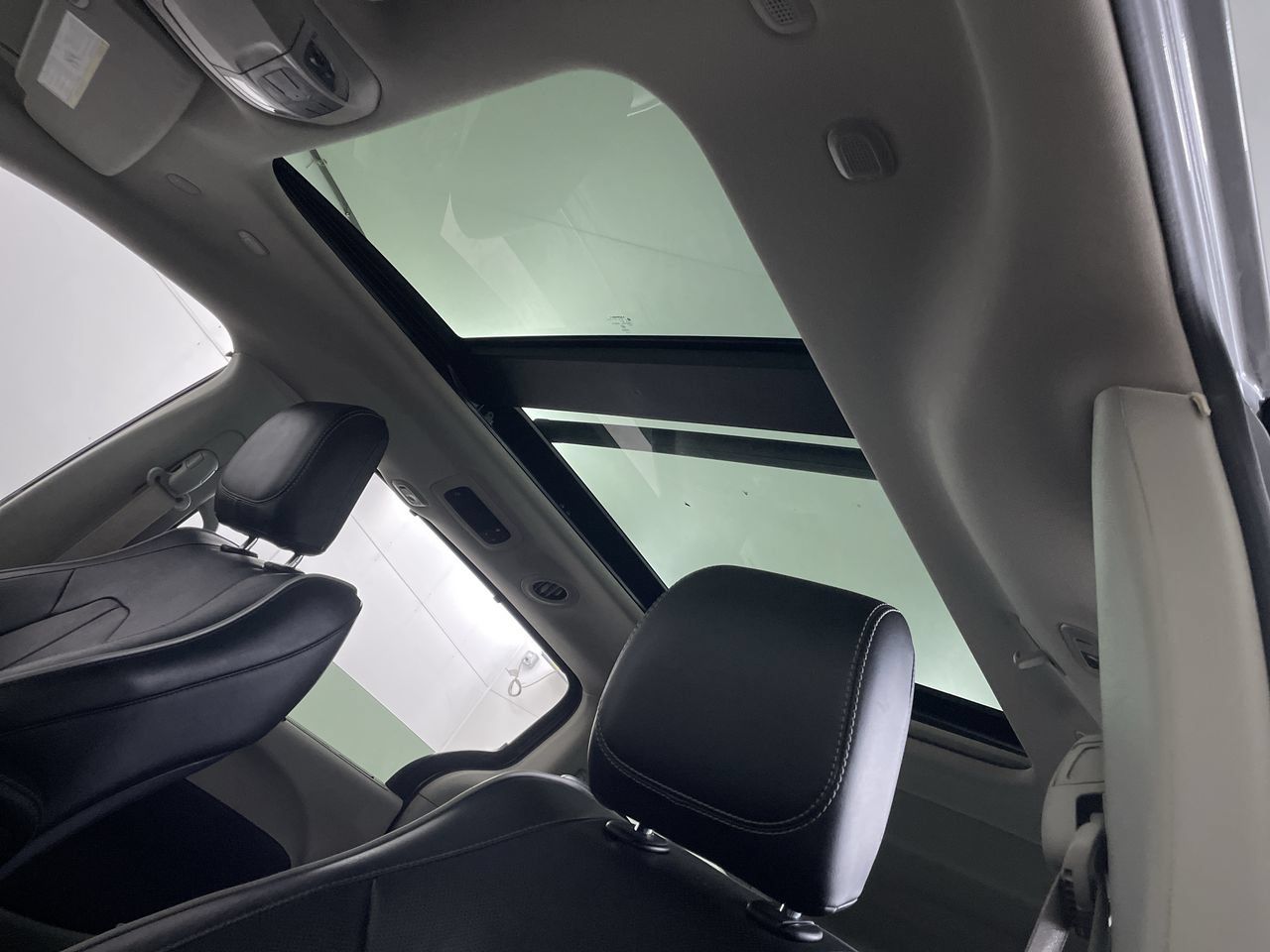 Used 2023 Chrysler Pacifica Limited FWD image 20