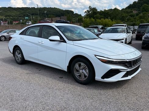 New 2025 Hyundai Elantra SE image 17