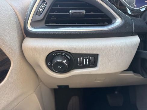 Used 2024 Chrysler Pacifica Limited FWD image 15