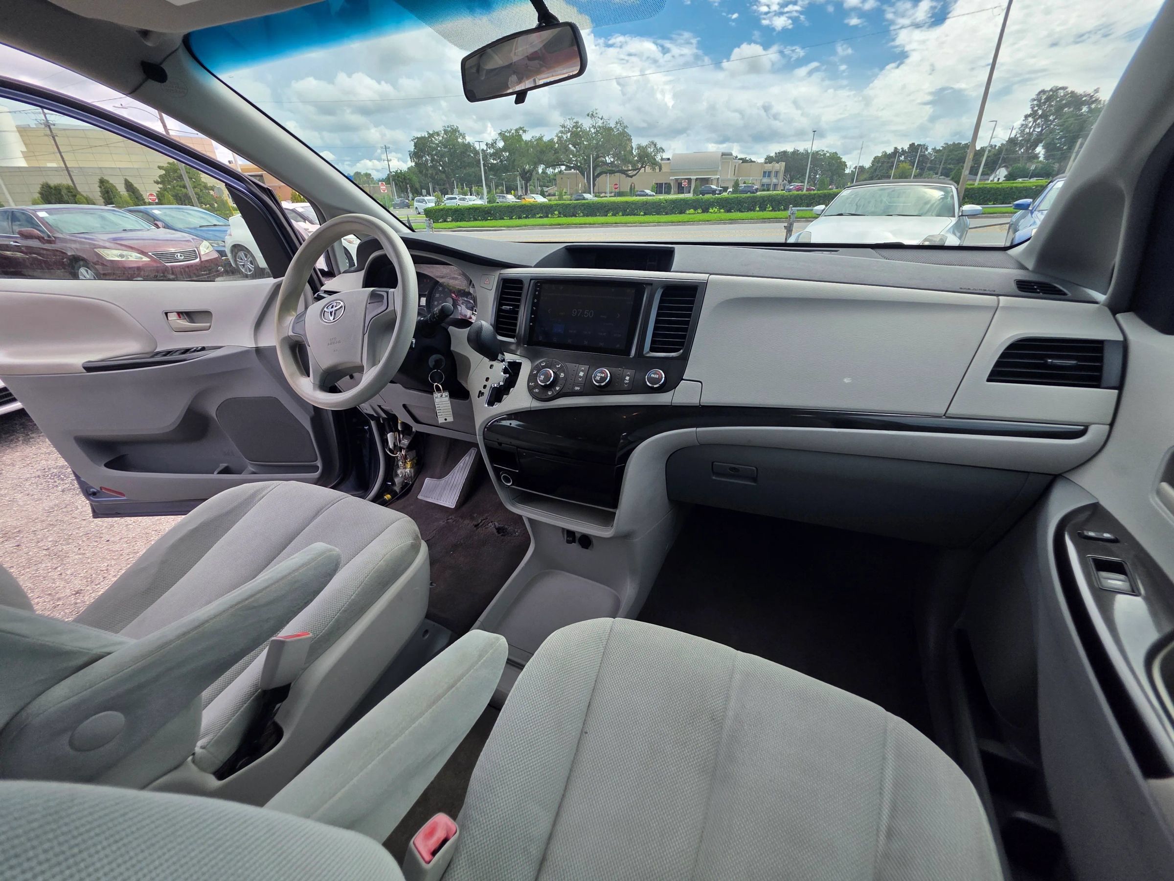 Used 2014 Toyota Sienna L FWD image 18