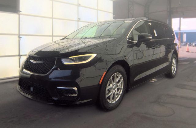 Used 2023 Chrysler Pacifica Touring-L FWD image 1