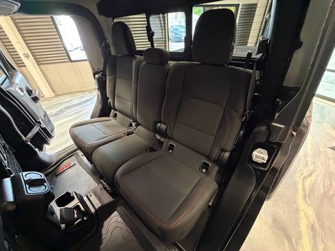 Used 2020 Jeep Gladiator Rubicon AWD/4WD image 6