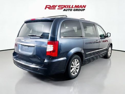 Used 2014 Chrysler Town & Country Touring-L FWD image 7