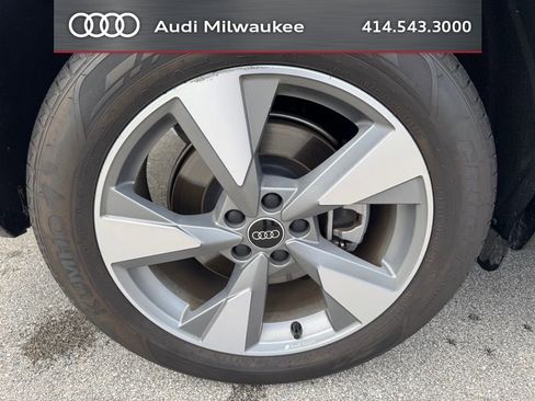 Used 2023 Audi Q5 2.0T Premium w/ Convenience Package image 2
