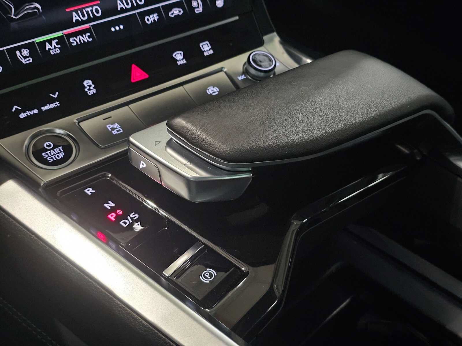 Used 2024 Audi Q8 e-tron Premium Plus AWD/4WD image 32
