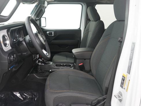 Used 2025 Jeep Wrangler Unlimited Sahara image 16