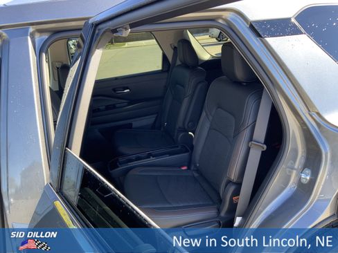 New 2025 Nissan Pathfinder Platinum image 10