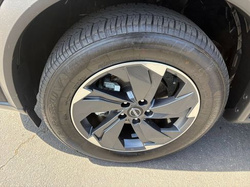 Used 2025 Nissan Rogue SV FWD image 32