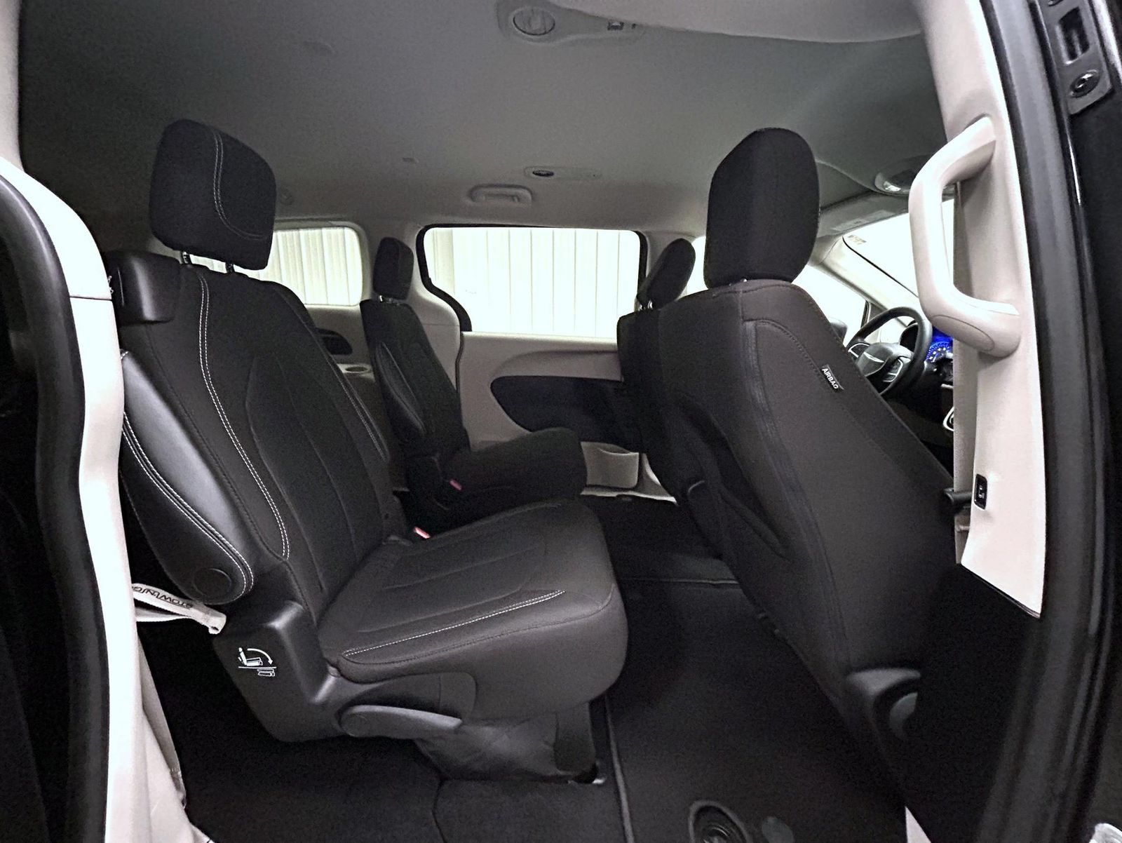 Used 2023 Chrysler Voyager LX FWD image 17