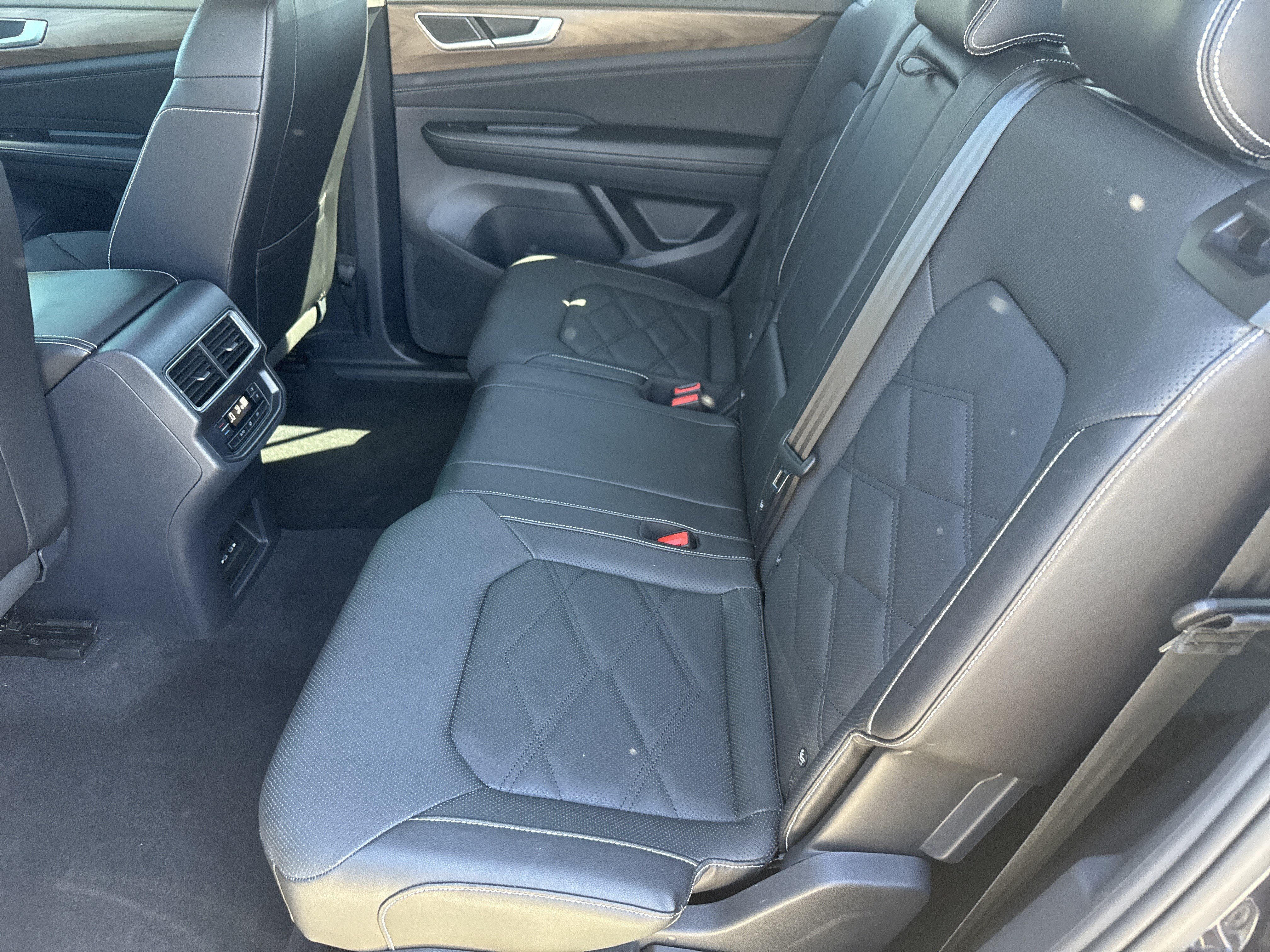 Certified 2025 Volkswagen Atlas SE FWD image 6
