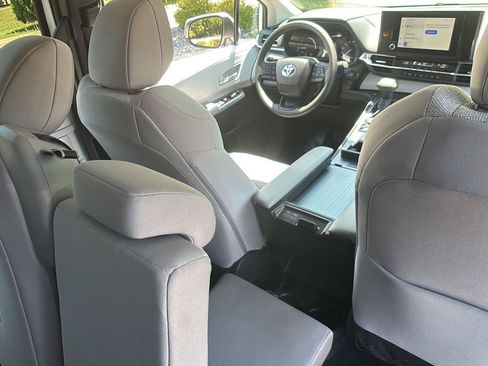 Used 2026 Toyota Sienna LE FWD image 21
