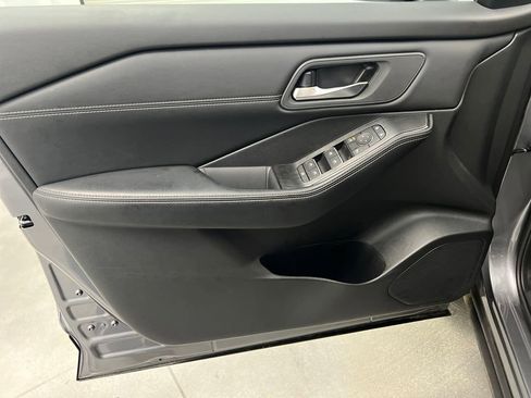 Used 2025 Nissan Rogue SL FWD image 11
