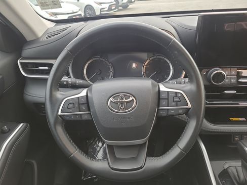 Used 2023 Toyota Highlander XLE image 23