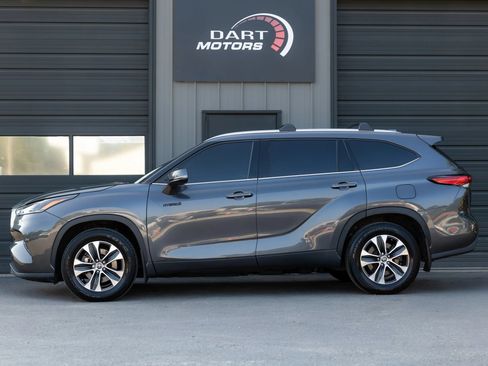 Used 2021 Toyota Highlander XLE AWD/4WD image 4